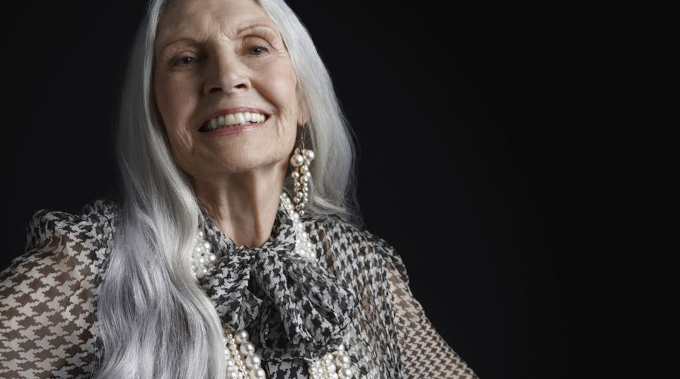 Fashion and Makeup Tips to Complement Your Gray Highlights